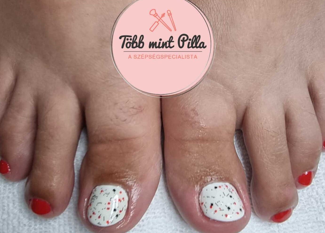 Páciens lábujjai piros-fehér lakkozással a Több Mint Pilla szalonban, Budapest, Magyar, HU.