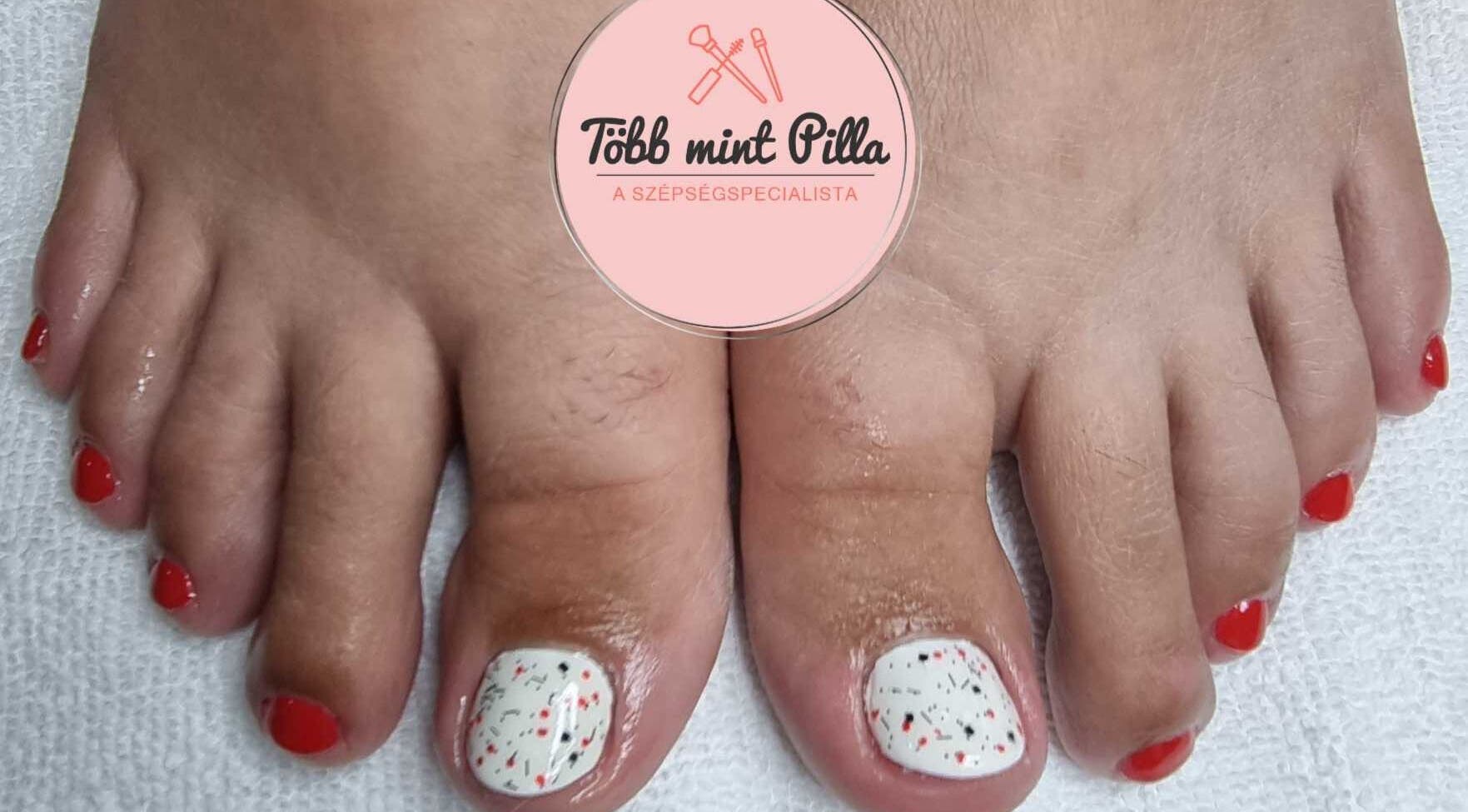 Páciens lábujjai piros-fehér lakkozással a Több Mint Pilla szalonban, Budapest, Magyar, HU.