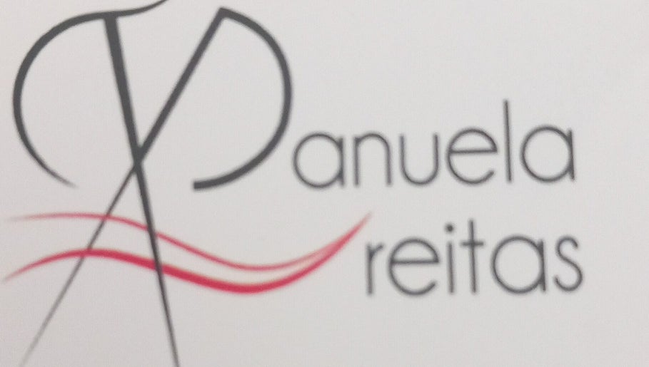 Logotipo estilizado de Manuela Freitas, Paredes, Porto, PT, com detalhes em preto e vermelho.