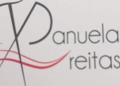 Logotipo estilizado de Manuela Freitas, Paredes, Porto, PT, com detalhes em preto e vermelho.