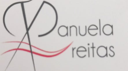 Logotipo estilizado de Manuela Freitas, Paredes, Porto, PT, com detalhes em preto e vermelho.
