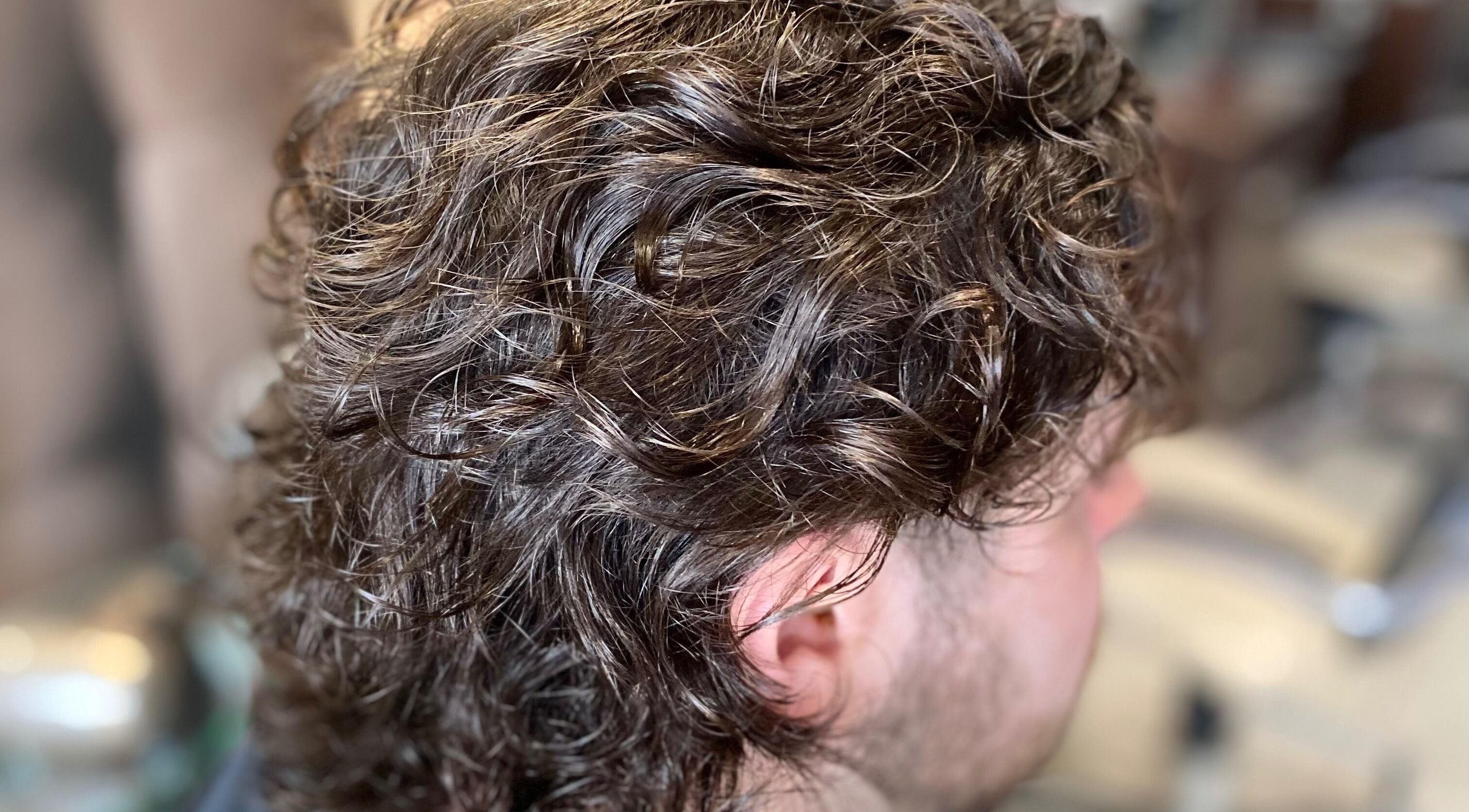 Stylowa męska fryzura z lokami w Salon Fryzjerski Różańscy Elżbieta Laura Różańska, Bydgoszcz, Kujawsko-Pomorskie, PL.