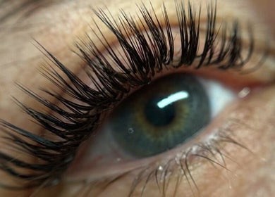 Close-up of eye with voluminous lashes, showcasing lash services at KK Beauty, Bedfordshire, England, GB.