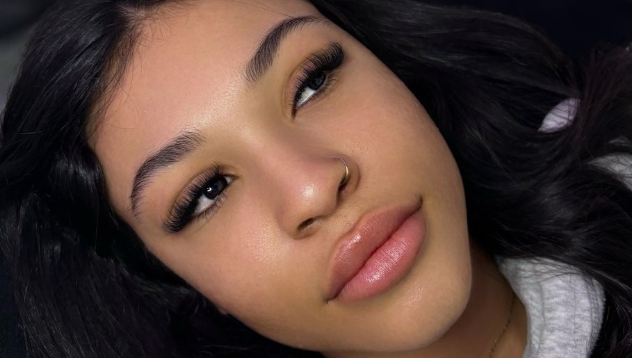 Gros plan d'un visage avec des cils volumineux à JD Beauty Studio, Laval, Québec, CA.
