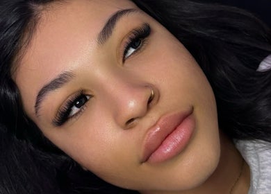 Gros plan d'un visage avec des cils volumineux à JD Beauty Studio, Laval, Québec, CA.