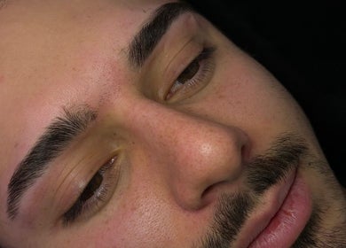 Visage d'un homme détendu après soins chez JD Beauty Studio, Laval, Québec, CA.