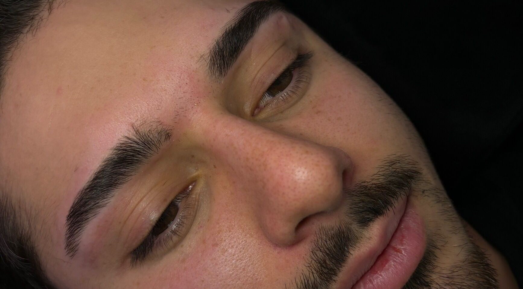 Visage masculin soigné à JD Beauty Studio, Laval, Québec, CA, montrant des sourcils bien définis.