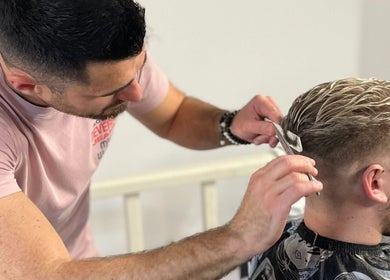 Férfi hajvágás a Giallo. Szalon & Barber Shop - KISKUNHALAS helyszínen, Kiskunhalas, HU.