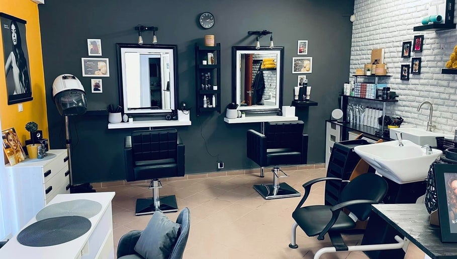 Giallo. Szalon & Barber Shop gyönyörű belső tere Pécs, HU-ban. Modern székek és tükrök láthatók.