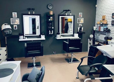 Giallo. Szalon & Barber Shop gyönyörű belső tere Pécs, HU-ban. Modern székek és tükrök láthatók.