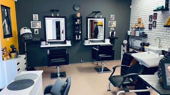 Giallo. Szalon & Barber Shop gyönyörű belső tere Pécs, HU-ban. Modern székek és tükrök láthatók.
