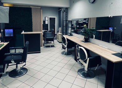 Giallo. Szalon & Barber Shop - KISKUNHALAS belső tere modern berendezéssel Kiskunhalas, HU.