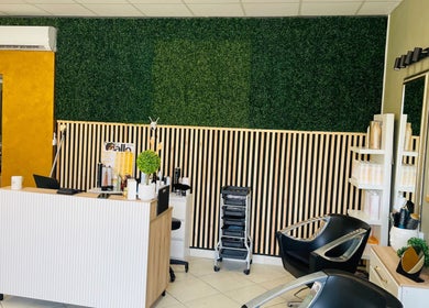 Giallo. Szalon & Barber Shop - MAKÓ modern belső tér, Makó, HU, elegáns fogadó területtel.