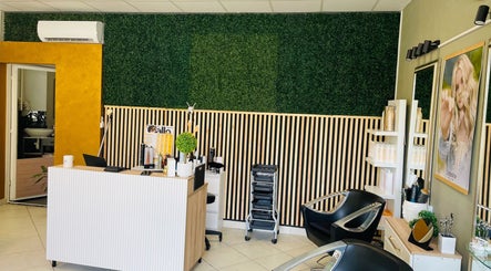 Giallo. Szalon & Barber Shop - MAKÓ modern belső tér, Makó, HU, elegáns fogadó területtel.