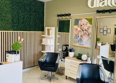 Giallo. Szalon & Barber Shop - MAKÓ belső tere Makó, HU. Elegáns székek és dekorációk.