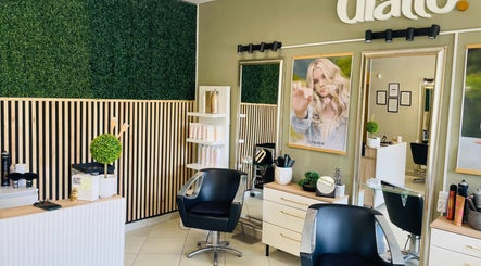 Giallo. Szalon & Barber Shop - MAKÓ belső tere Makó, HU. Elegáns székek és dekorációk.
