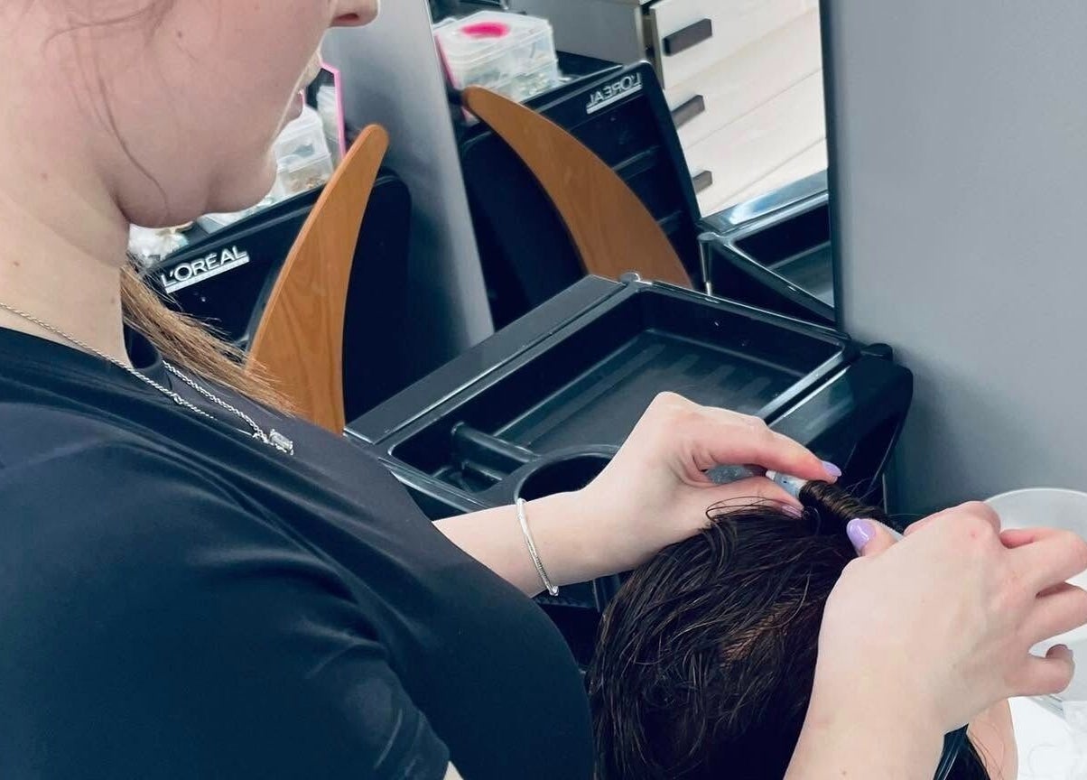 Hajkezelés a Giallo. Szalon & Barber Shop - PÉCS szalonban, Pécs, HU, professzionális fodrász keze között.