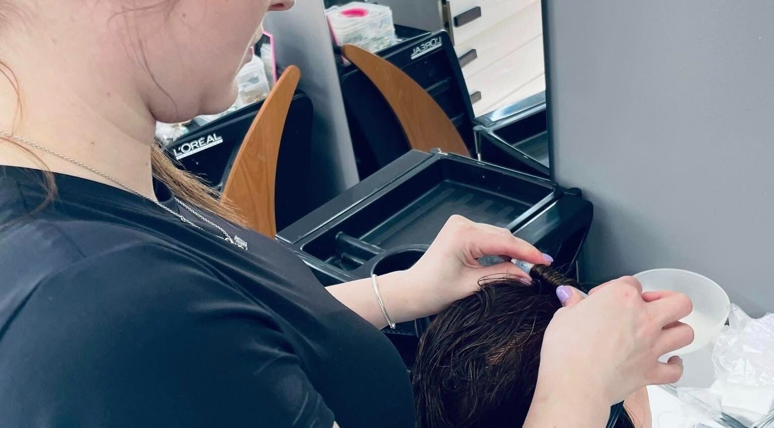 Hajkezelés a Giallo. Szalon & Barber Shop - PÉCS szalonban, Pécs, HU, professzionális fodrász keze között.