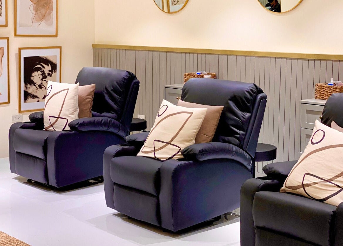 Comfortable lounge chairs at NEW Lounge Glorietta, Makati, Metro Manila, PH offering a serene wellness experience.