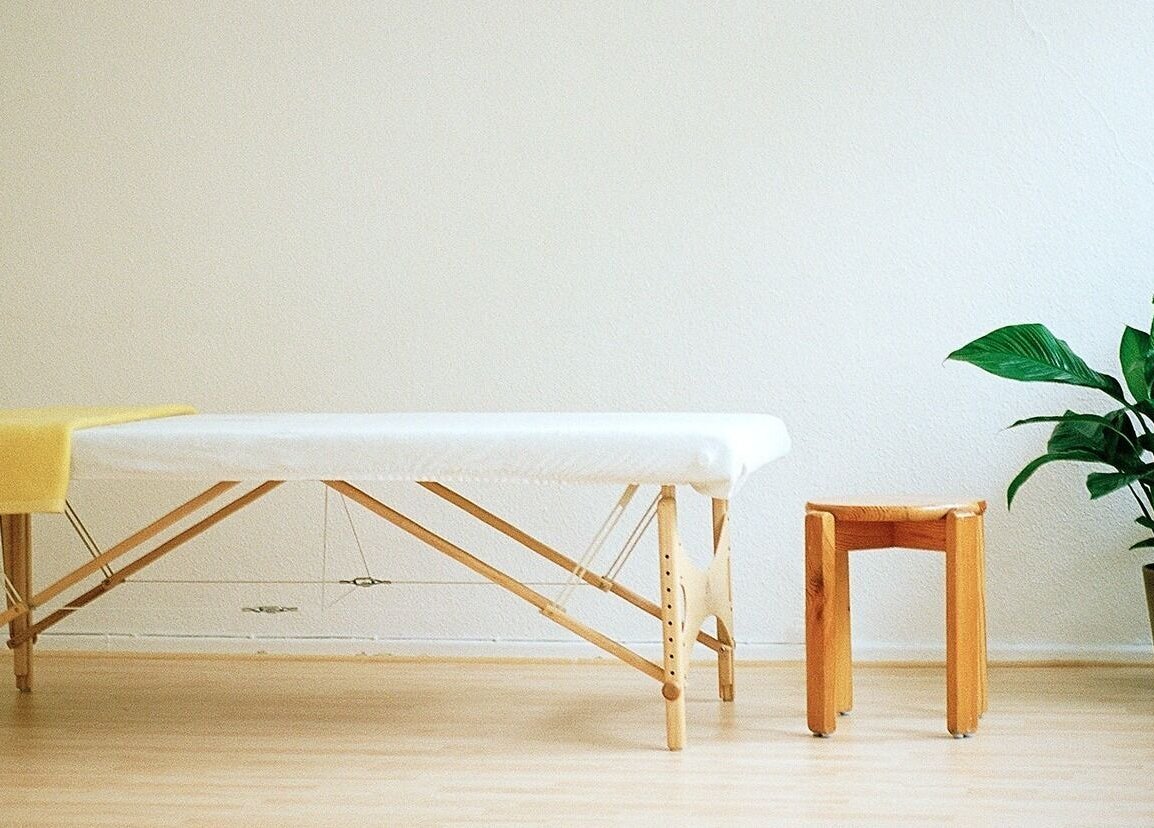 Luftiger Massageraum mit Liege und Pflanze bei Body Mind Academy, Kiel, Schleswig-Holstein, DE.