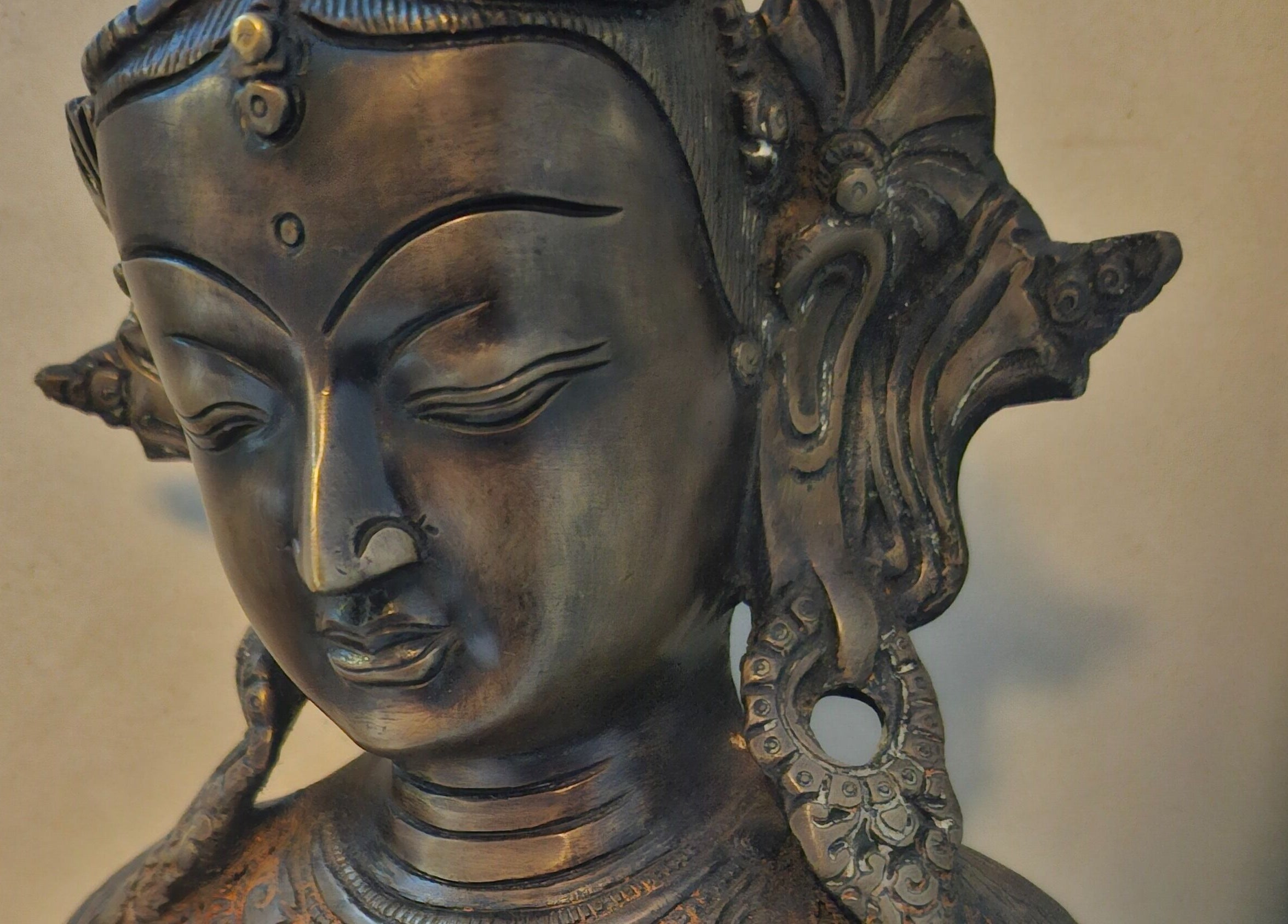 Buddha-Statue bei Body Mind Academy in Kiel, Schleswig-Holstein, DE, die Ruhe und Spiritualität ausstrahlt.