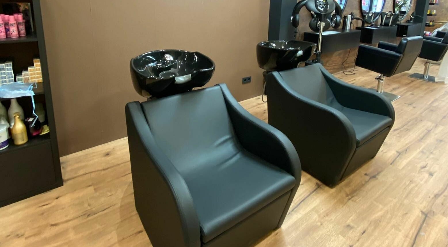 Moderne wasstations bij Rayo Beauty in Driebergen-Rijsenburg, Utrecht, NL voor ultiem comfort bij haarverzorging.