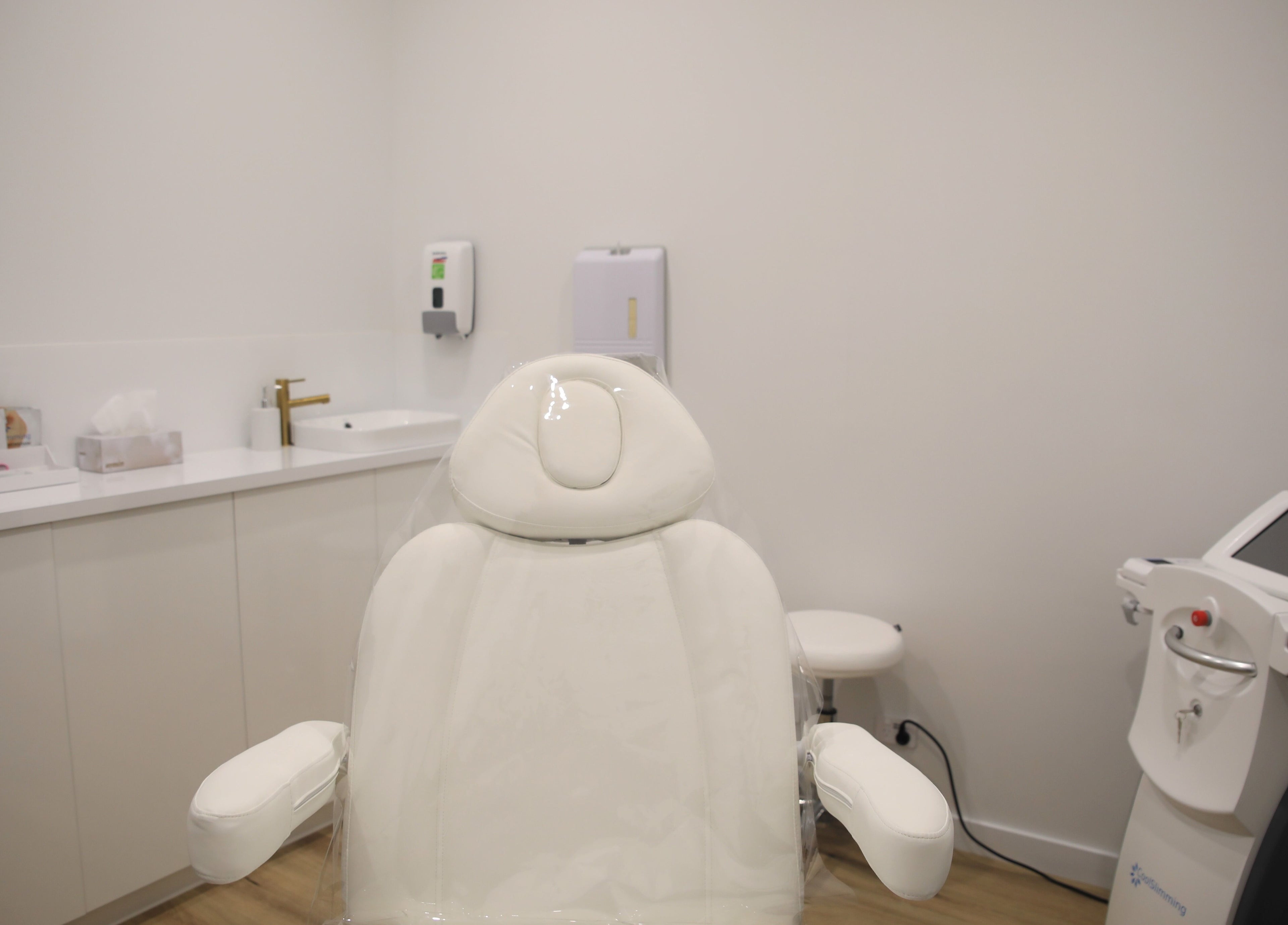 Sleek treatment room at Mojjatchi | Launceston, featuring comfortable chair and advanced equipment, Launceston, TAS, AU.