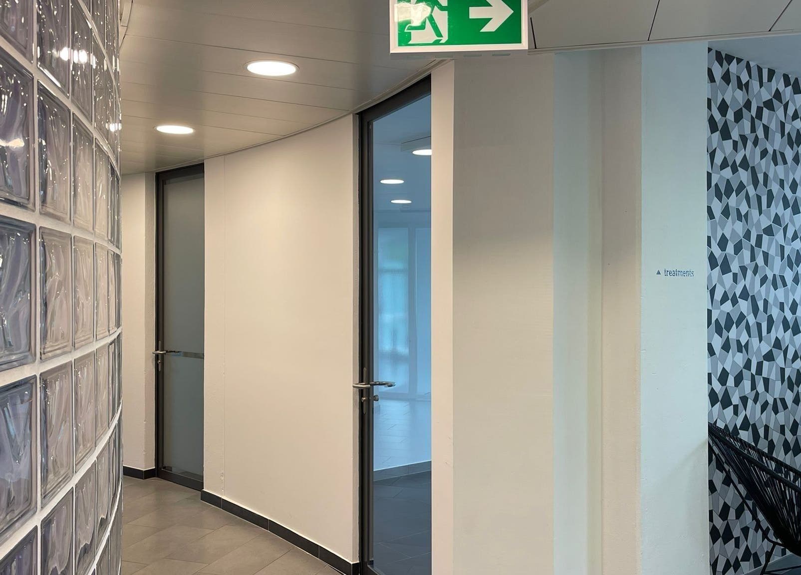 Moderner Flurbereich bei Cryo Health Küsnacht ZH, Erlenbach, Zürich, CH mit Glasbausteinen.