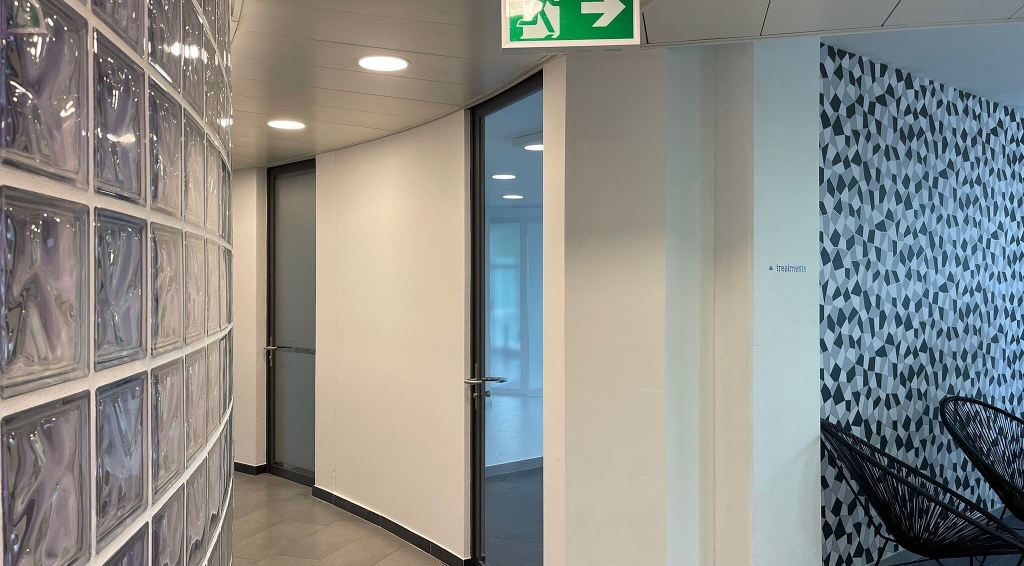 Moderner Flurbereich bei Cryo Health Küsnacht ZH, Erlenbach, Zürich, CH mit Glasbausteinen.