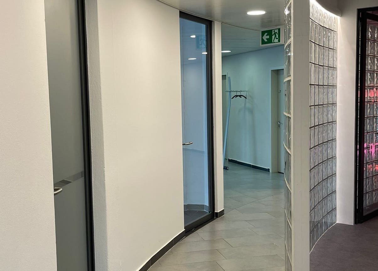 Innenbereich von Cryo Health Küsnacht ZH in Erlenbach, Zürich, CH mit modernen Glastüren und stilvollen Wänden.