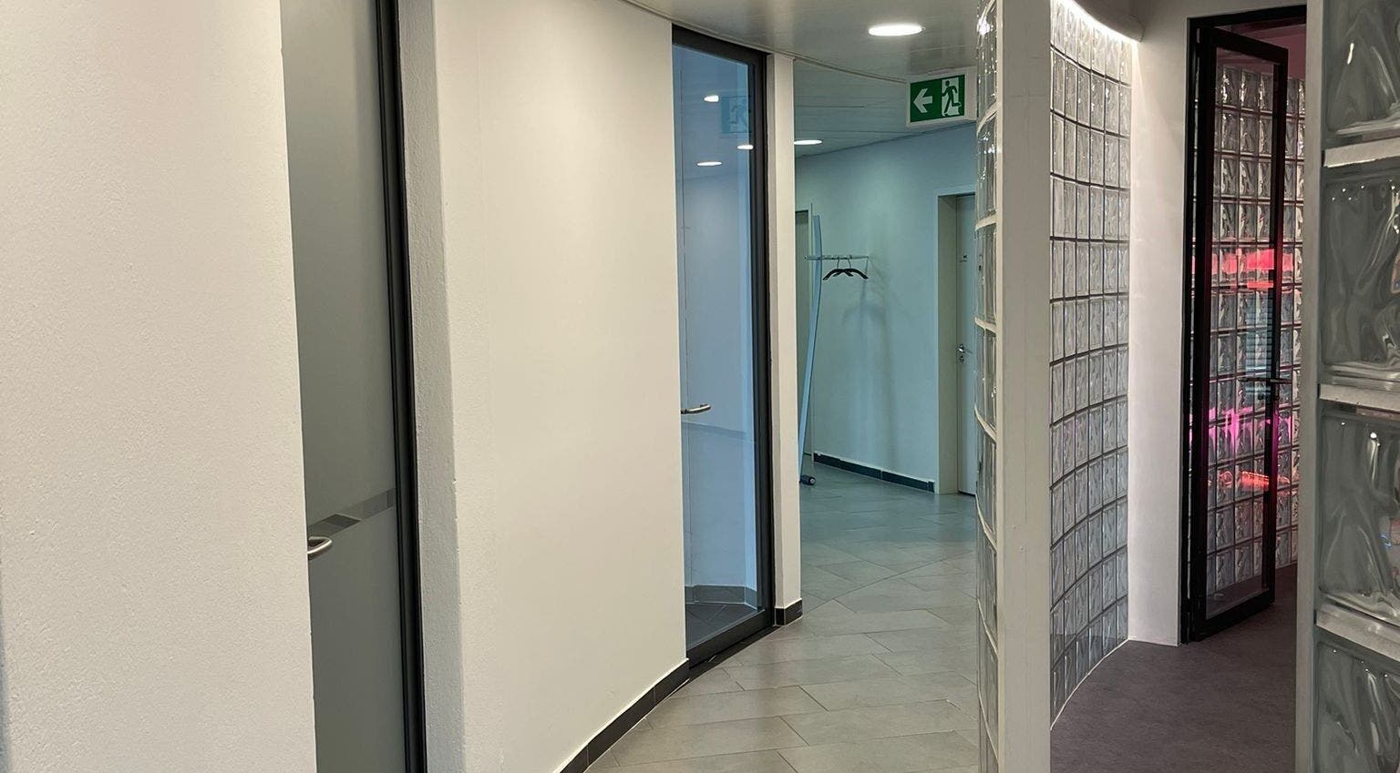Innenbereich von Cryo Health Küsnacht ZH in Erlenbach, Zürich, CH mit modernen Glastüren und stilvollen Wänden.