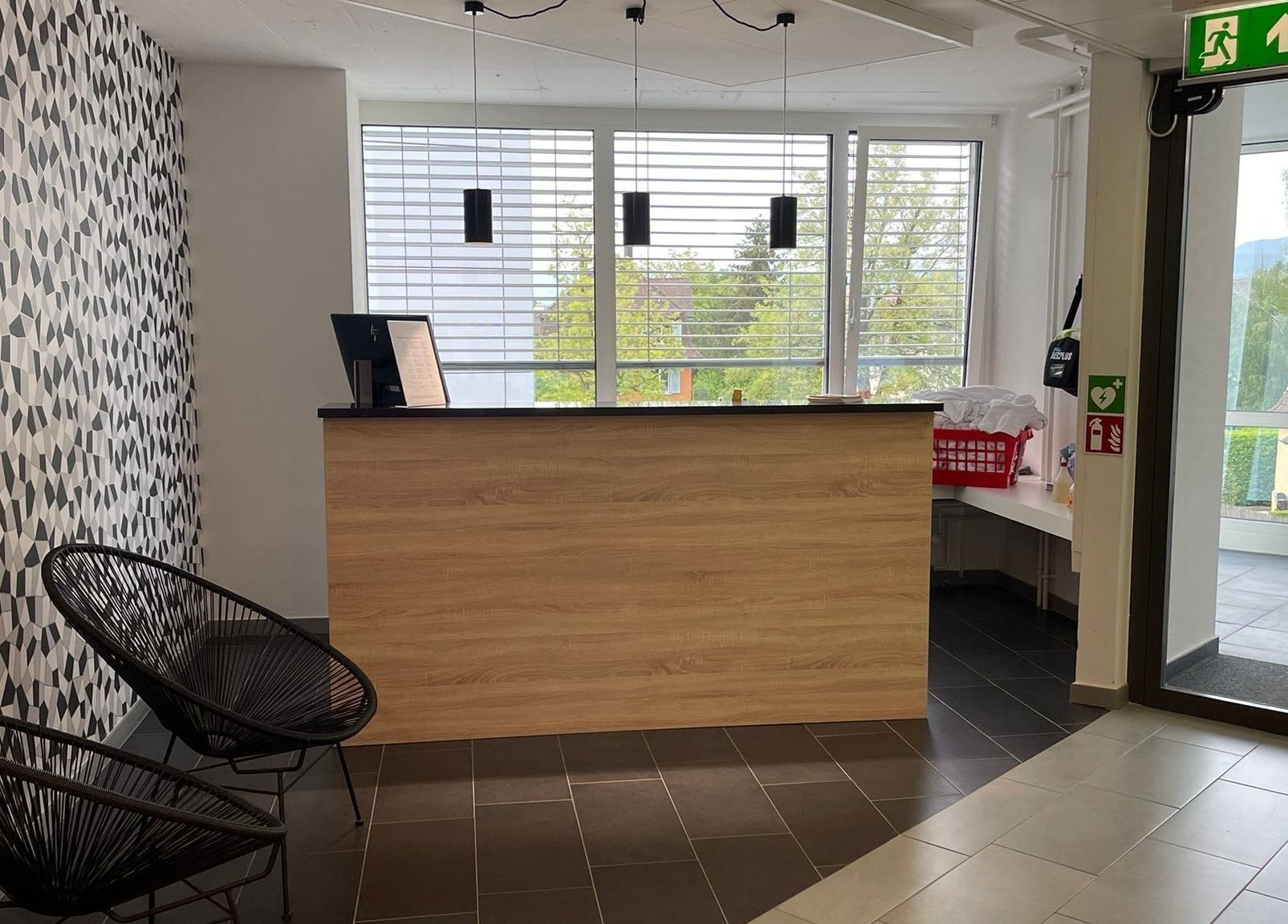 Moderne Rezeption bei Cryo Health Küsnacht ZH in Erlenbach, Zürich, CH mit stilvoller Einrichtung.