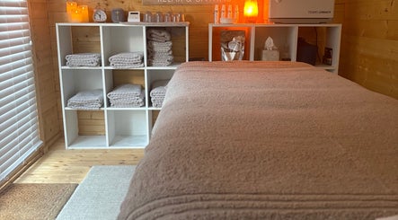 Cozy therapy room at Rio Bluebell Therapies, Salisbury, England, GB, featuring soft towels and warm lighting.