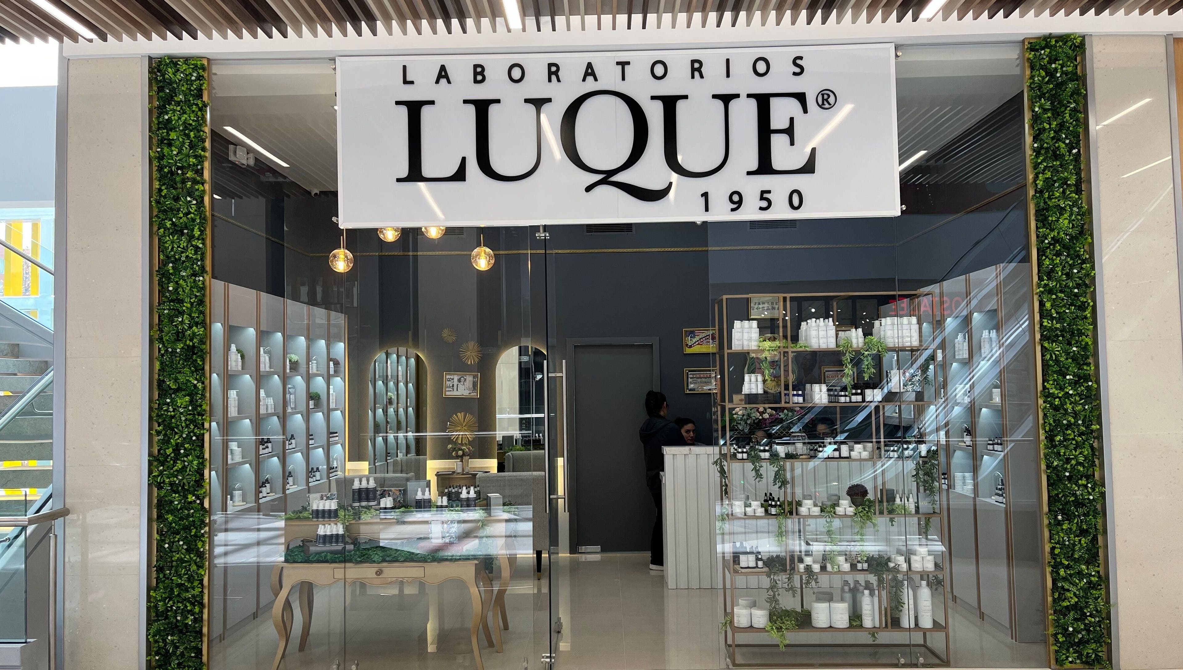 Entrada de Laboratorios Luque Quito en Quito, Pichincha, EC, con diseño moderno y productos expuestos.