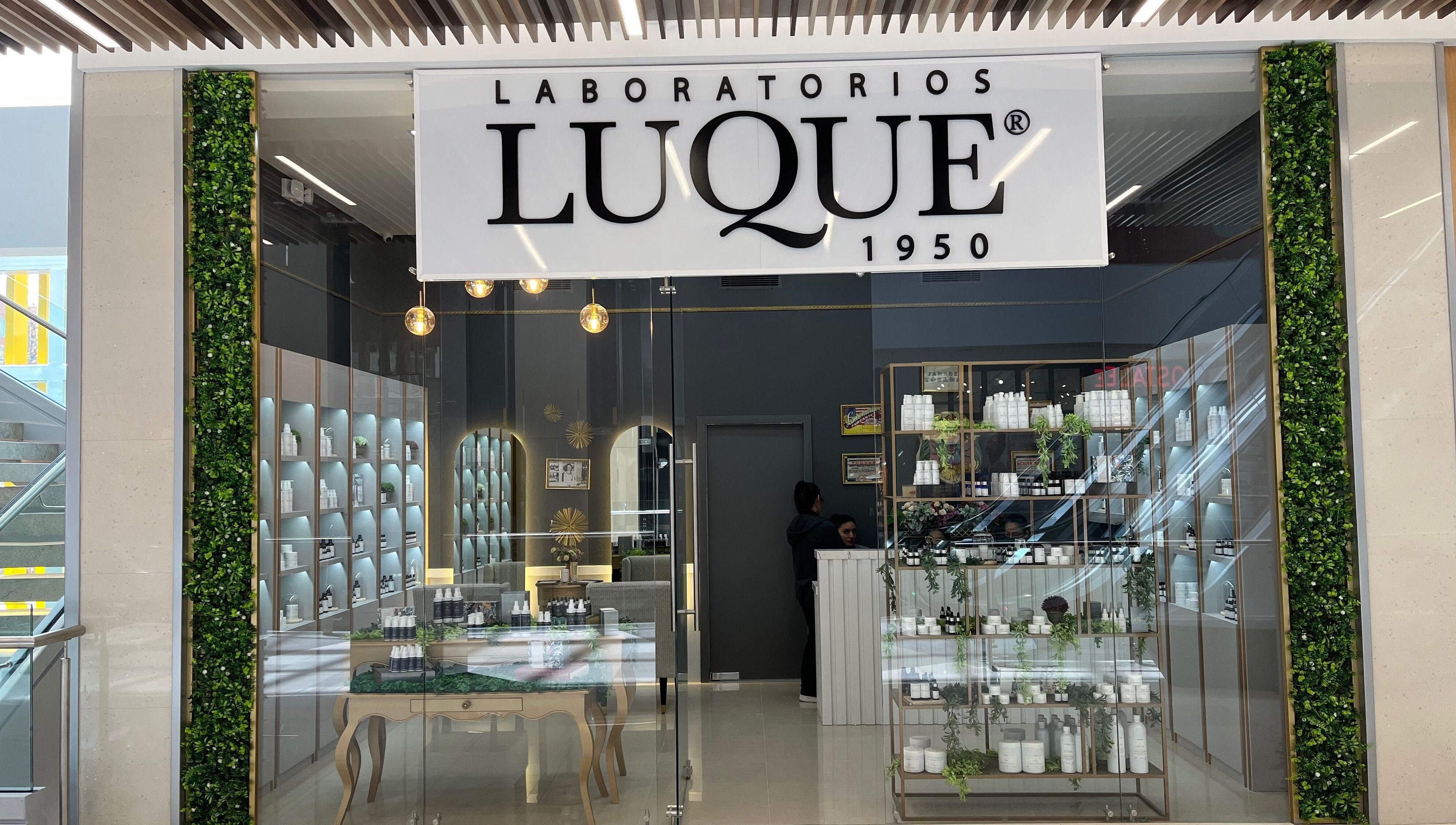 Entrada de Laboratorios Luque Quito en Quito, Pichincha, EC, con diseño moderno y productos expuestos.