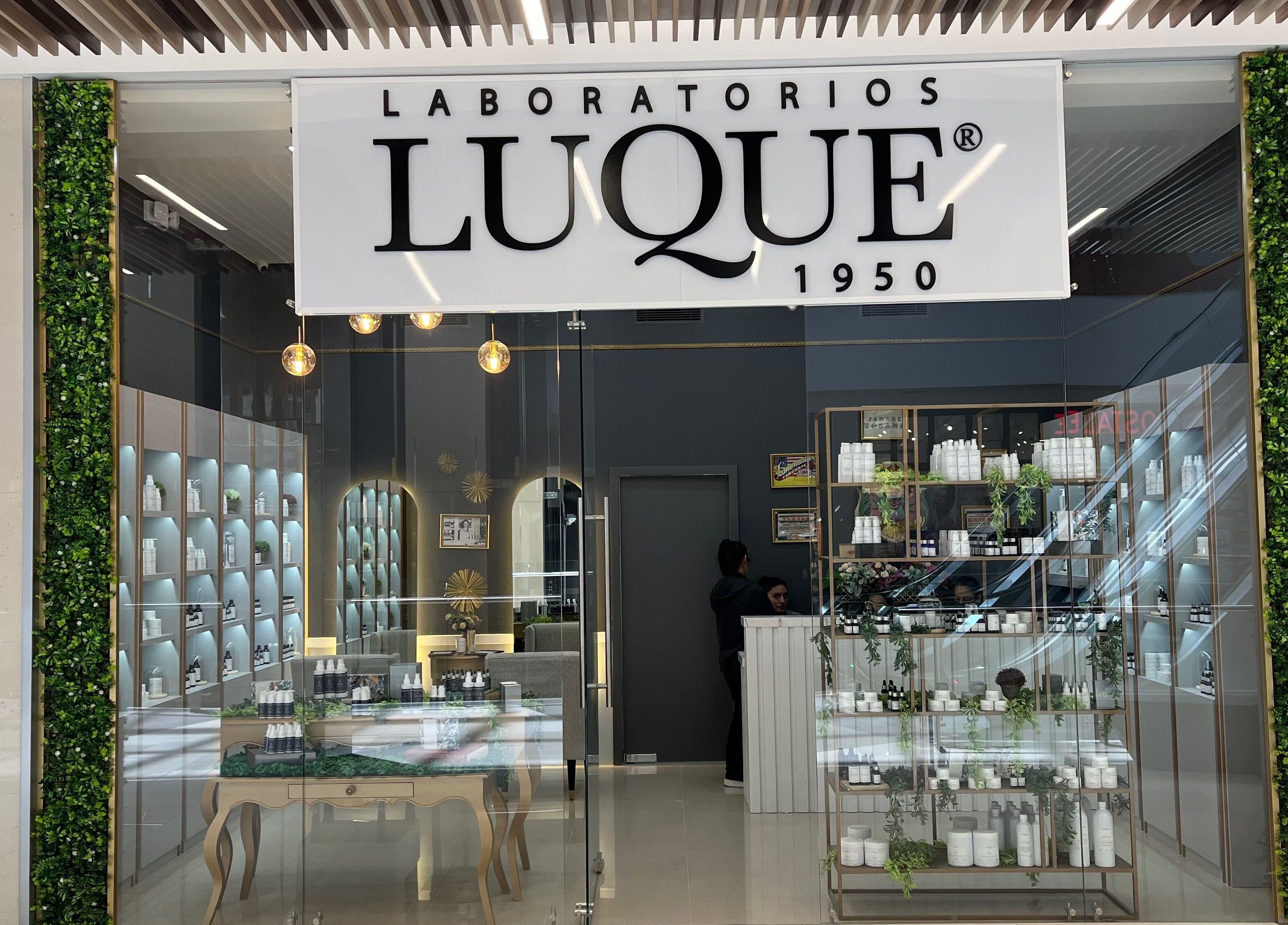 Entrada de Laboratorios Luque Quito en Quito, Pichincha, EC, con diseño moderno y productos expuestos.