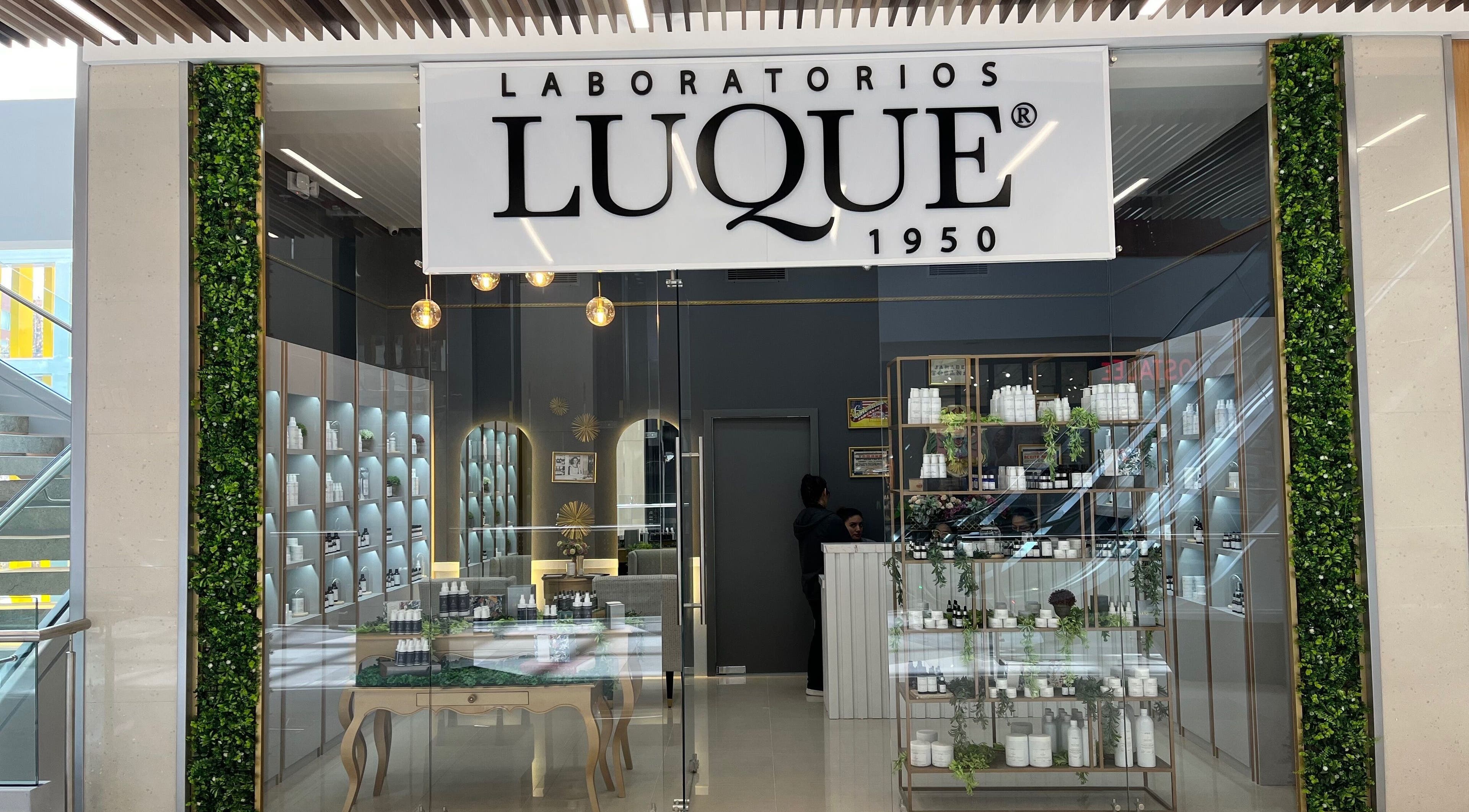 Entrada de Laboratorios Luque Quito en Quito, Pichincha, EC, con diseño moderno y productos expuestos.