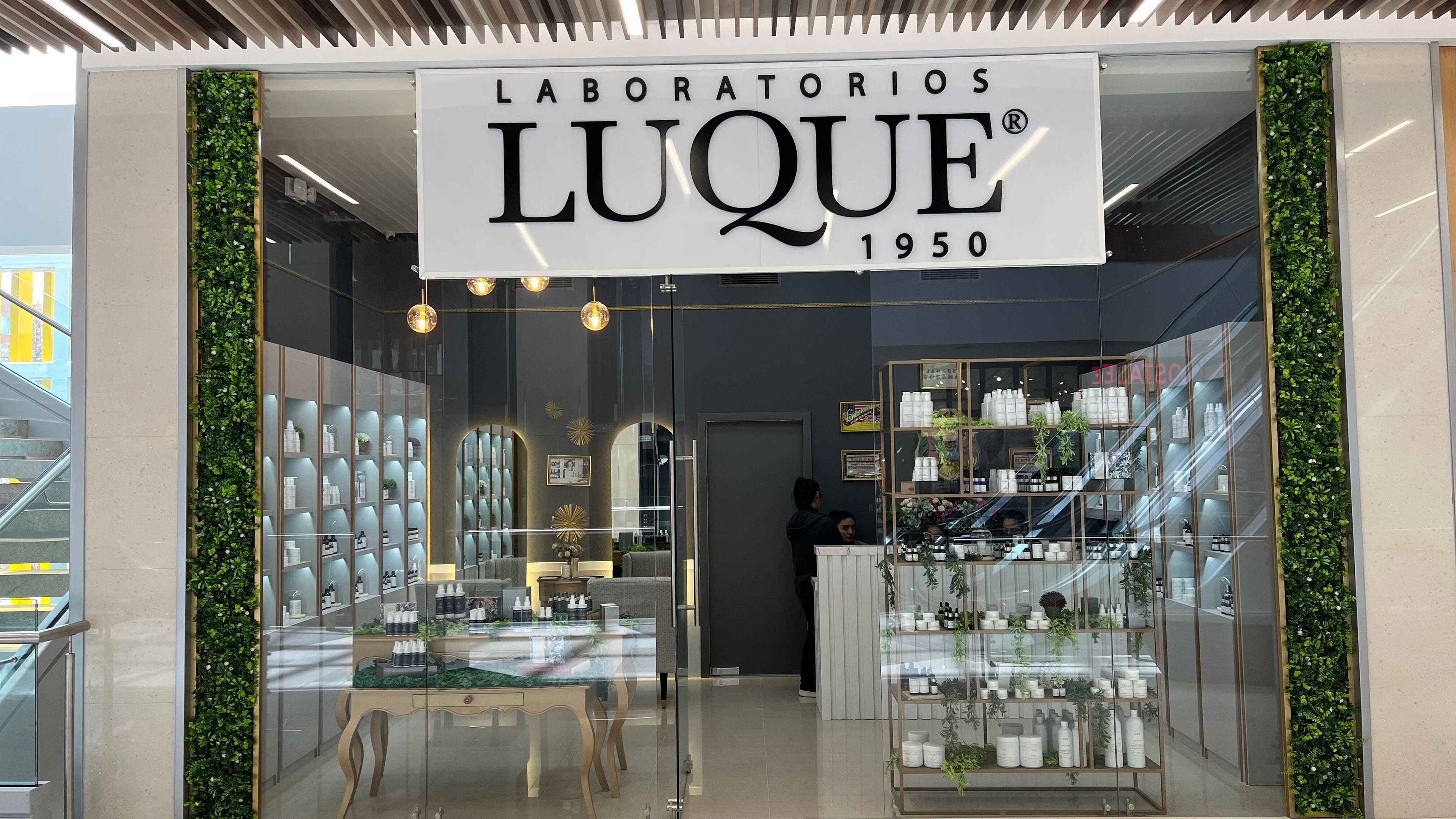 Entrada de Laboratorios Luque Quito en Quito, Pichincha, EC, con diseño moderno y productos expuestos.