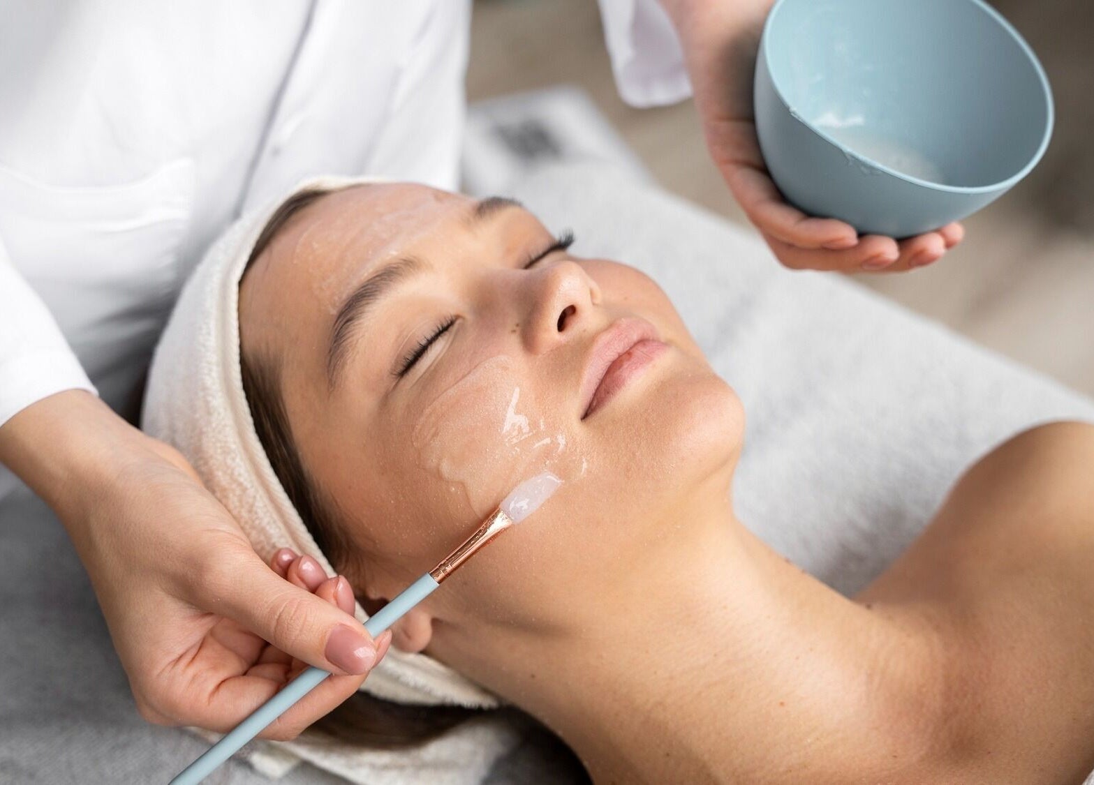 Tratamiento facial en Laboratorios Luque Quito, ubicado en Quito, Pichincha, EC, realzando belleza y bienestar.
