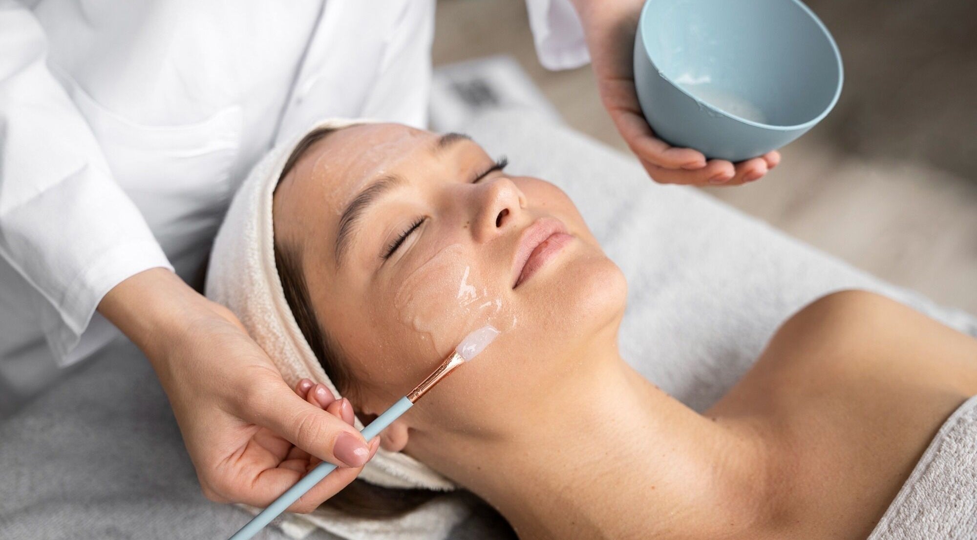 Tratamiento facial en Laboratorios Luque Quito, ubicado en Quito, Pichincha, EC, realzando belleza y bienestar.