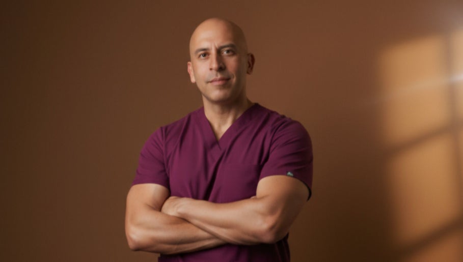 Lic. Jorge Diaz, experto en belleza, en Bogotá, Bogotá, CO, con uniforme profesional.