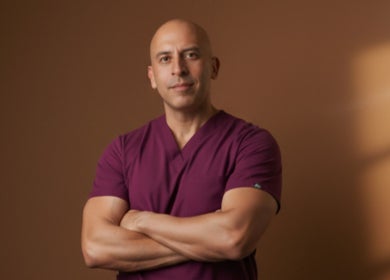 Lic. Jorge Diaz, experto en belleza, en Bogotá, Bogotá, CO, con uniforme profesional.