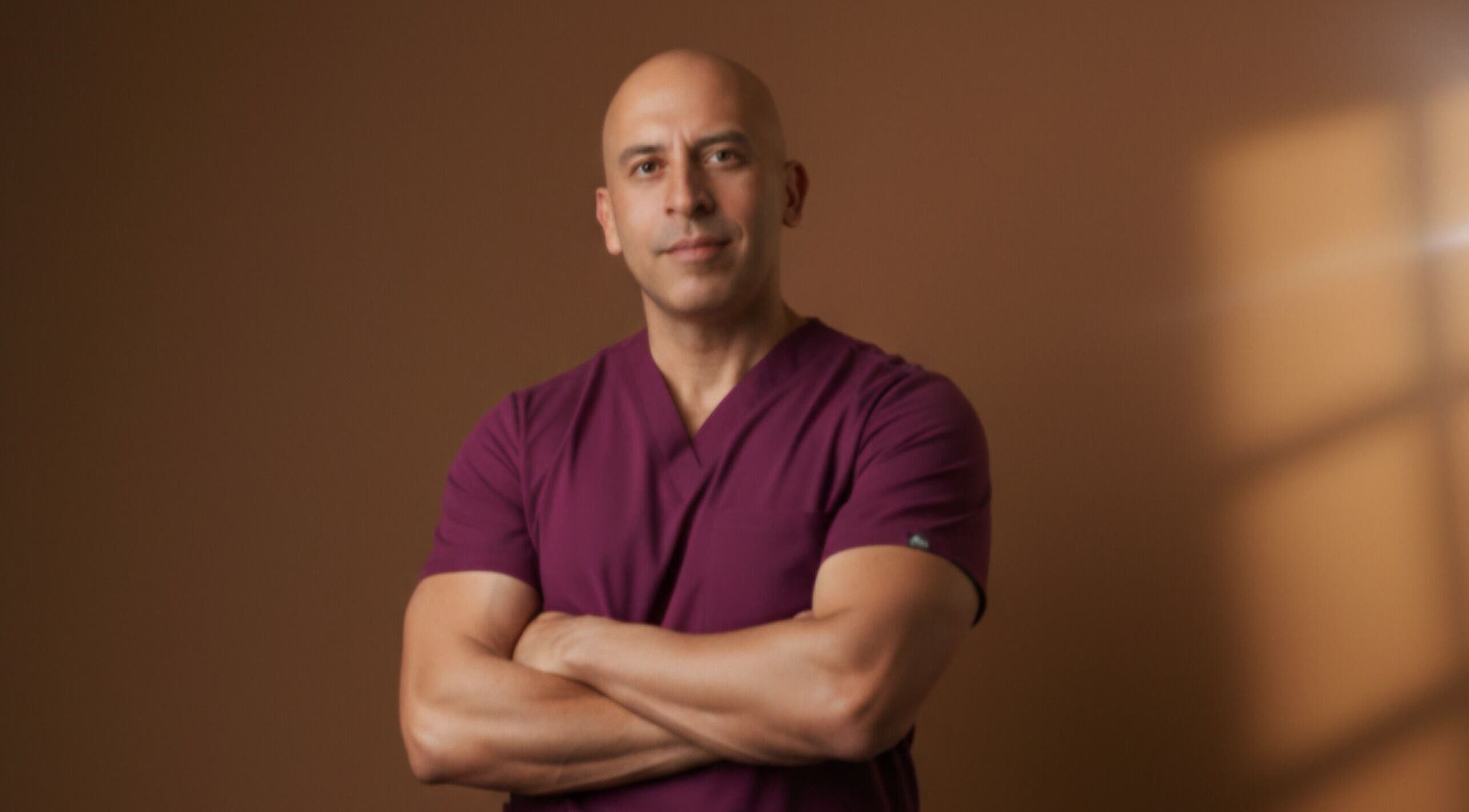 Lic. Jorge Diaz, experto en belleza, en Bogotá, Bogotá, CO, con uniforme profesional.