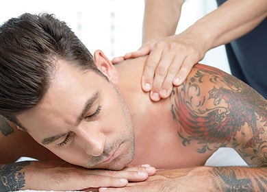 Masaje relajante en Lic. Jorge Diaz, Bogotá, Bogotá, CO, con enfoque en un brazo tatuado.