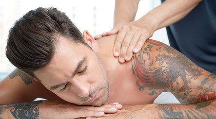 Masaje relajante en Lic. Jorge Diaz, Bogotá, Bogotá, CO, con enfoque en un brazo tatuado.