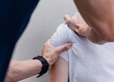 Terapia física en Lic. Jorge Diaz, Bogotá, Bogotá, CO. Masaje en el hombro para bienestar.