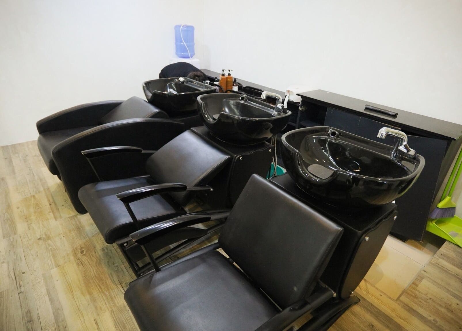 Modern shampoo wash stations at HelloMello Salon, Angeles, Central Luzon, PH, showcasing elegant black design.