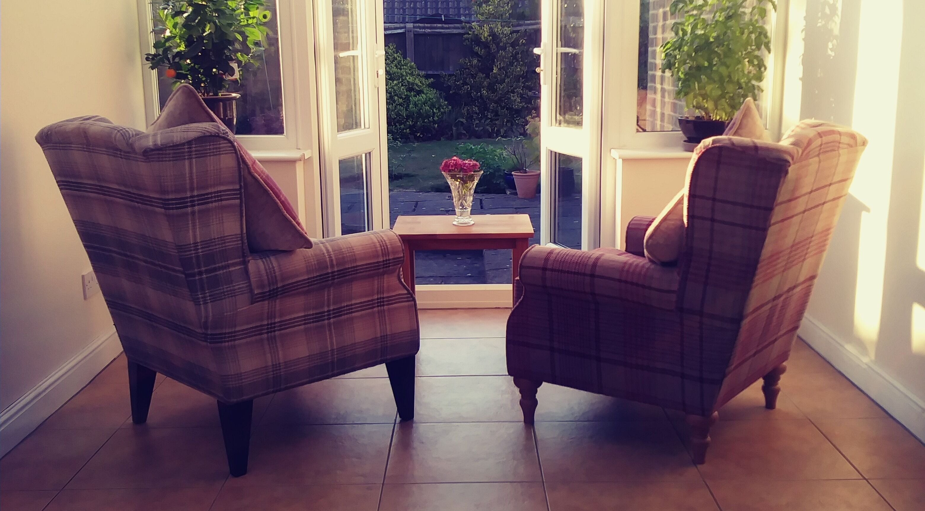 Relaxing seating area at Dr Laura Allen's venue, Burbage, England, GB with open views to the garden.