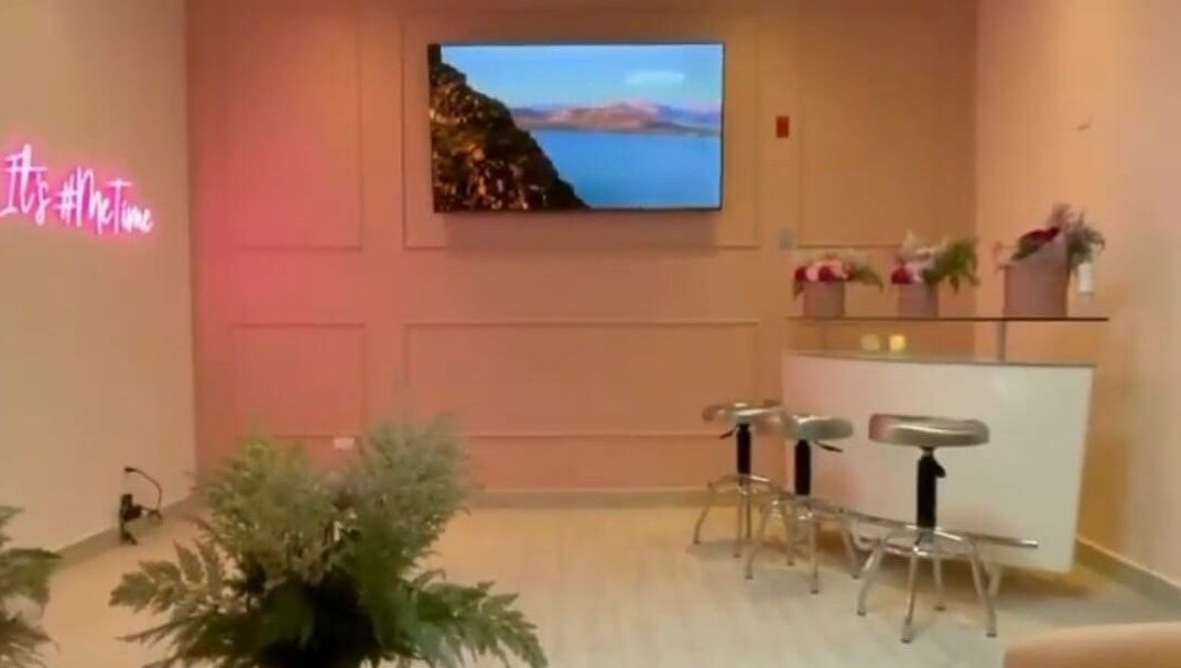 Elegante salón de CH BEAUTY en Panamá, Provincia De Panamá, PA con decoración moderna y asientos acogedores.