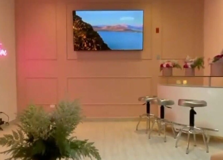 Elegante salón de CH BEAUTY en Panamá, Provincia De Panamá, PA con decoración moderna y asientos acogedores.